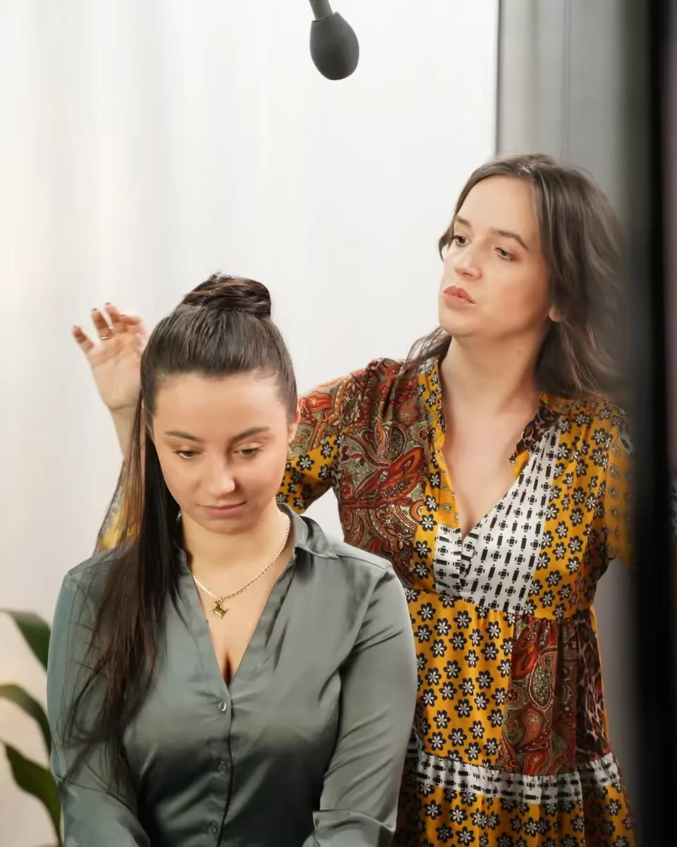 Agnieszka podczas szkolenia z fryzur ślubnych